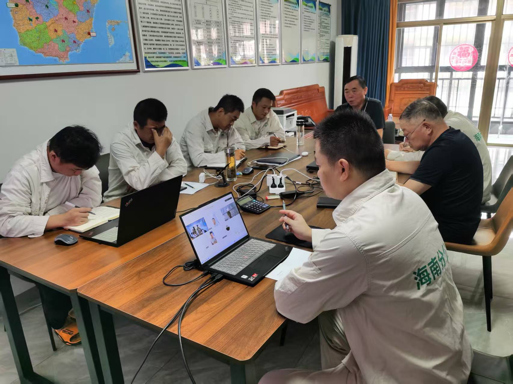 徐总、周书记在海南光伏运维项目部主持召开跨区域安全生产工作会议